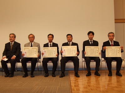 それぞれ賞状を手にした集合写真